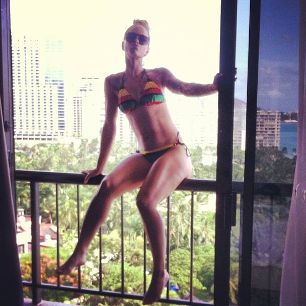 Honolulu, gli hotel casermoni. Ma sul balcone c&#39; Claudia (da Instagram)